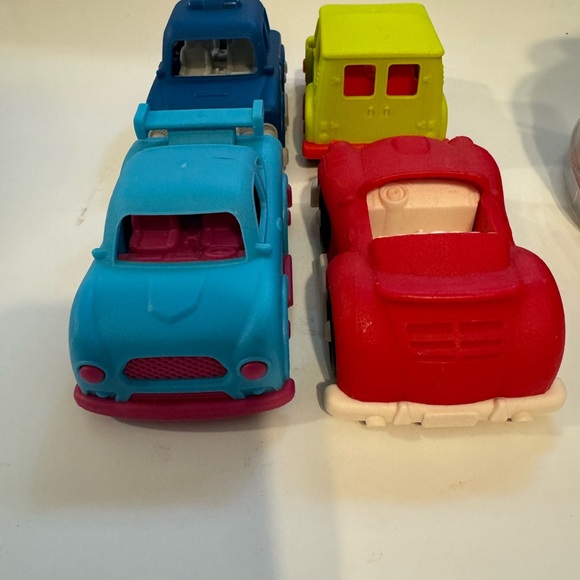 B. Toys Bundle - Picture 4 of 5